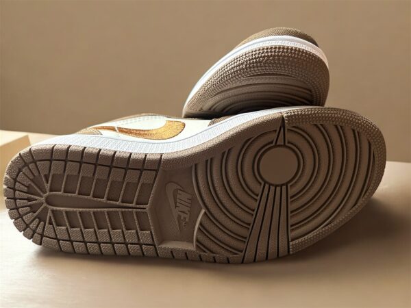 Tênis Nike Air Jordan 1 Low SE brown - Imagem 3